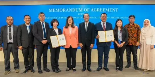 ▲在海洋委員會主任委員管碧玲見證下，海洋委員會與印尼哈比比中心簽定合作備忘錄(MOA)，象徵落實印太海廢治理合作平台。(圖／海洋保育署提供)