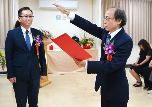 ▲新任台中分局分局長陳高尚(右)在產業園區管理局局長楊志清(中)見證下，進行宣誓。(圖／產業園區管理局提供)