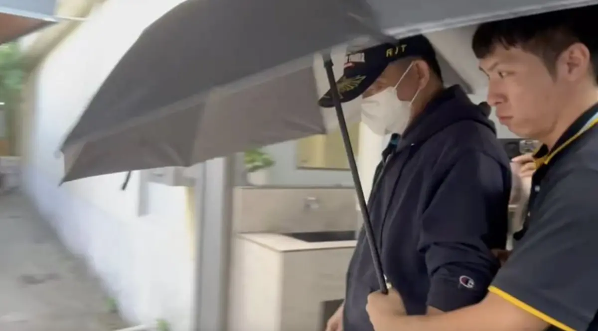 ▲女大生父母全程撐著黑傘，前往殯儀館認屍，不發一語。（圖／翻攝畫面）