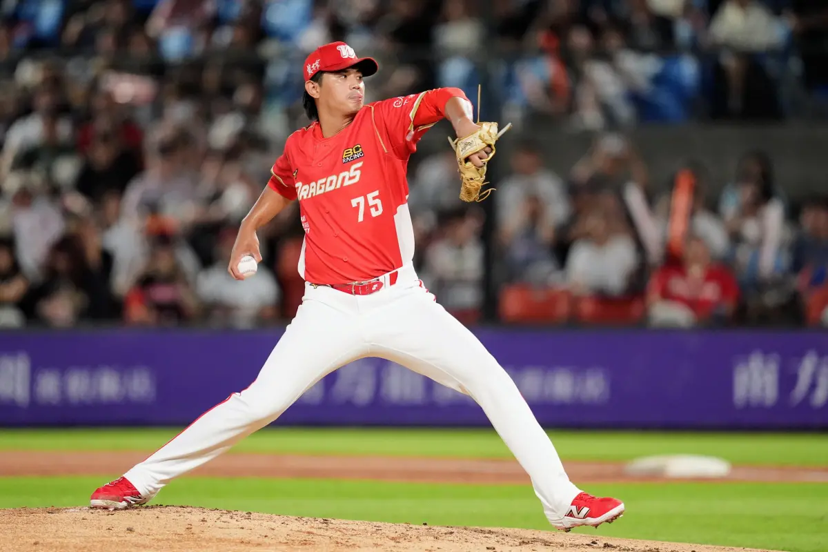 ▲味全龍昨戰面對台鋼雄鷹，前大聯盟強投黃暐傑於第八局登板，面對6名打者僅解決2人，被打出2安打、2保送，最終失3分下場，球隊最終在握有最多6分領先狀況下被逆轉吞敗，總教練葉君璋今（5）日談到黃暐傑近況，認為他整體球質是好的，但球與球之間落差太大，直言他應該是遇上心理問題。（圖／味全龍提供）