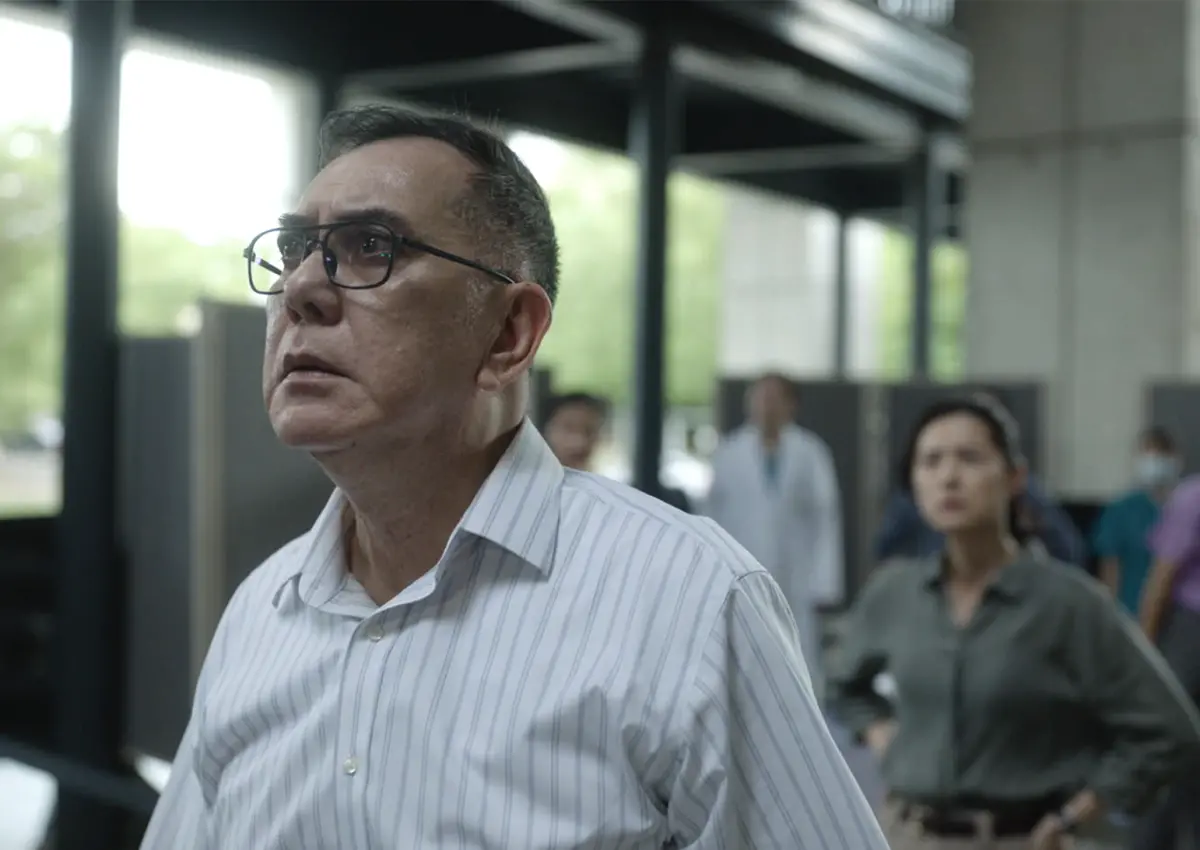 ▲黃秋生（左）第一次來台與林予晞（右）在《自殺通告》對戲，竟然問她：「有看過幽浮嗎？」靠這麼無厘頭的話題，打破彼此的陌生感覺，拉近距離。該片的片名很驚人、題材很爭議，充滿話題。（圖／本萃電影提供）