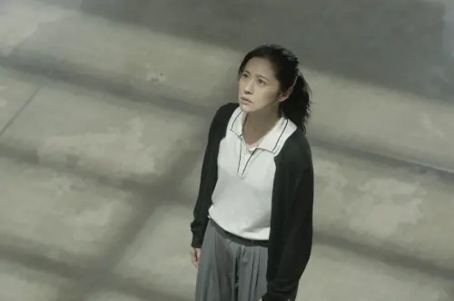 ▲林予晞在《自殺通告》扮演老師，學校裡的一封匿名「自殺通告」被大量複製、傳布，上面寫著：「7日後，將有人自殺！」造成人心惶惶，她必須調查真相。（圖／本萃電影提供）