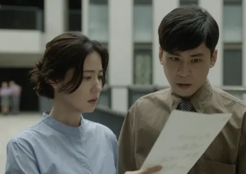 ▲林予晞（左）與黃迪揚（右）都才接獲入圍金鐘獎的喜訊，在《自殺通告》中要同台飆戲，備受影迷期待。（圖／本萃電影提供）