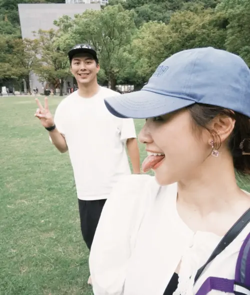 ▲Sandy（右）和老公（左）和互動十分甜蜜。（圖／