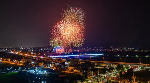 影／國慶焰火搶先看！南投今晚試放千發　貓羅溪畔震撼美景映夜空
