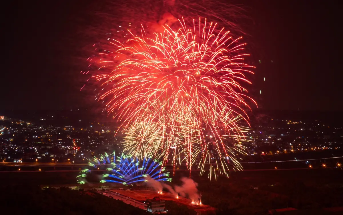 ▲2025國慶焰火將於10月10日在南投縣會展中心舉辦，預計將施放40分鐘煙火，預計會吸引12萬人參加，三大電信已經派出行動通訊車進駐現場。（圖／南投縣政府提供）