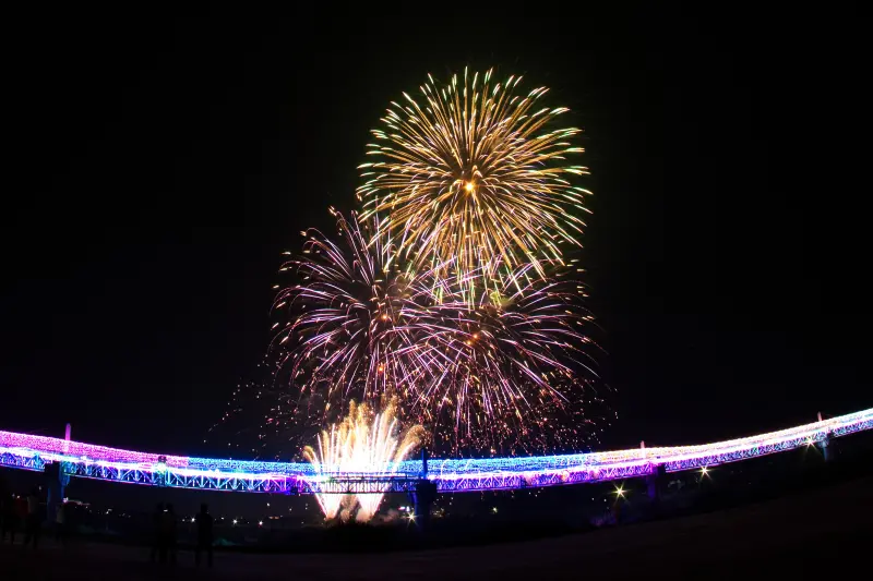▲今年國慶焰火在南投舉辦，以南投自然景觀為背景，臨近貓羅溪與情人橋，藉由天際與河岸交織出獨特場域。（圖／南投縣政府提供，2025.09.16）