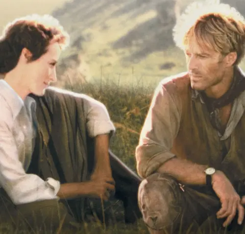 ▲勞勃瑞福（右）與梅莉史翠普（左）在《遠離非洲》有一段淒美浪漫的戀情，也是觀眾耳熟能詳的奧斯卡大片。（圖／摘自IMDb）