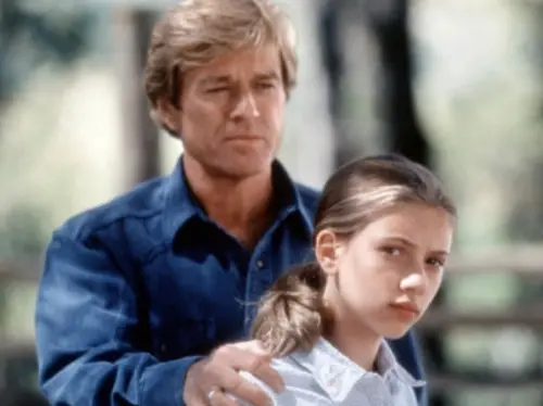 ▲勞勃瑞福（左）自導自演的《輕聲細語》重用當年還不算紅牌童星的史嘉蕾喬韓森，讓她在好萊塢知名度大提升。（圖／摘自IMDb）