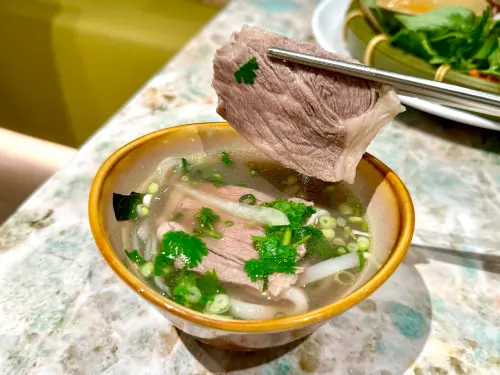 ▲「現沖一口Phở」100元。（圖／記者蕭涵云攝）