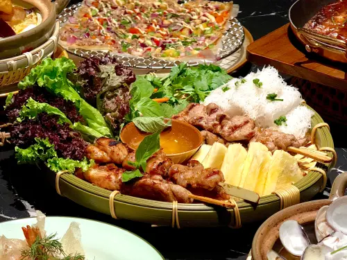 ▲「河内烤肉串拼盤」690元，有雞肉及豬肉。（圖／記者蕭涵云攝）