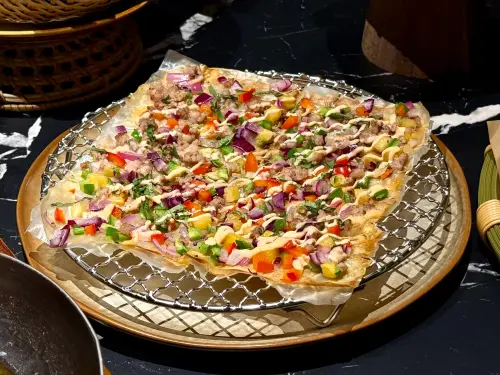 ▲「越越米紙Pizza」260元。（圖／記者蕭涵云攝）