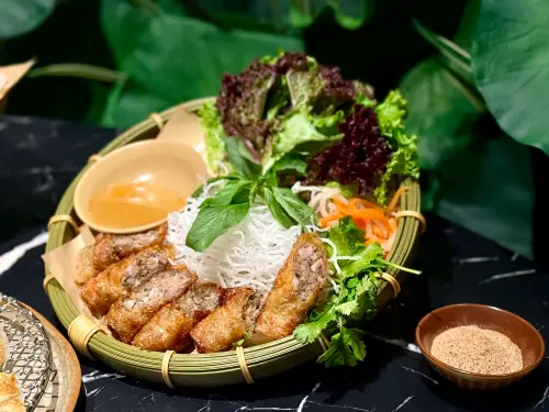 ▲同樣以米紙手工捲製的「金酥炸春捲」280元。（圖／記者蕭涵云攝）