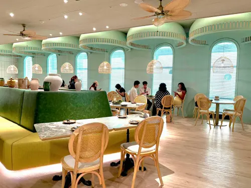 ▲「越越・新越南料理」一整排香榭窗景區。（圖／記者蕭涵云攝）