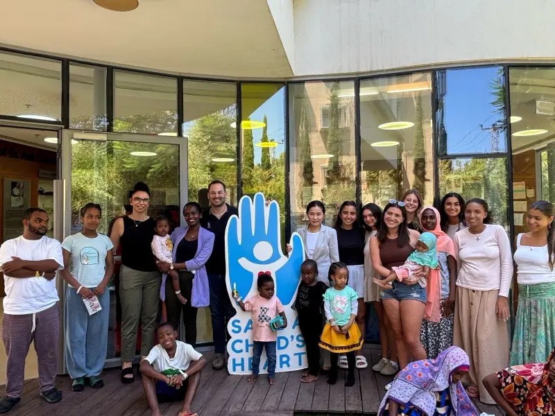 ▲駐以色列代表李雅萍代表參訪「拯救兒童心臟基金會」兒童之家，與非洲病童與家屬合影。（圖／外交部提供）