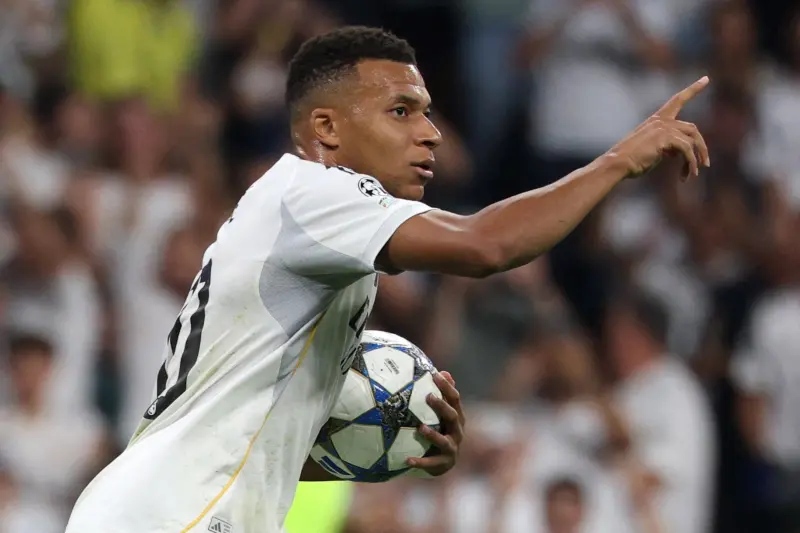 ▲足球巨星姆巴佩（Kylian Mbappe）兩度操刀12碼破門，幫助皇馬在少打一人的情況下，以2：1逆轉馬賽，驚險收下歐冠小組賽首勝。