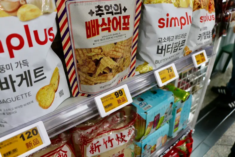 ▲消費者於美廉社門市體驗全店電子價卡的智慧零售服務，價格資訊即時更新，打造便利且永續的購物新模式。(圖/雲創提供)