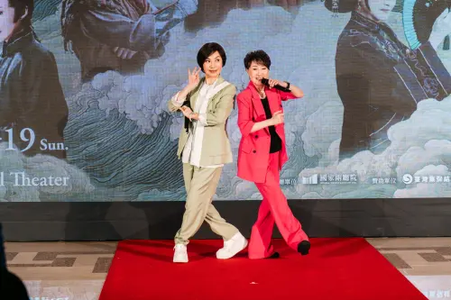 ▲▲百變精靈小咪（右）在新戲《夢在海潮那邊》飾演儒雅富商李啟明，在神祕任務與情感拉扯之間遊走，和唐美雲（左）飾演的蔡牽媽一腳，有對手戲。（圖／國家兩廳院提供）