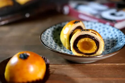 ▲迎中秋，這幾年台灣人瘋吃蛋黃酥，本文整理知名店家5大品牌，訂購資訊、排隊規則一次看。（圖／記者葉盛耀攝）