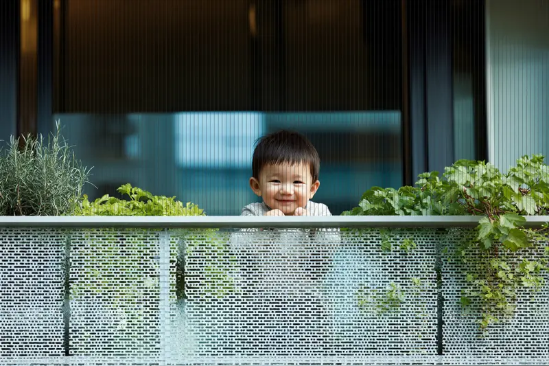 ▲信義居家指出，隱形鐵窗正以符合法規、不突出外牆、不妨礙逃生的優勢成為住宅防墜的新主流。（圖／信義房屋提供）