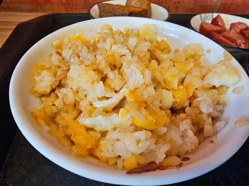 ▲豬油拌飯必加醬油膏。圖為台南鼎富發豬油拌飯。（圖／Google評價）