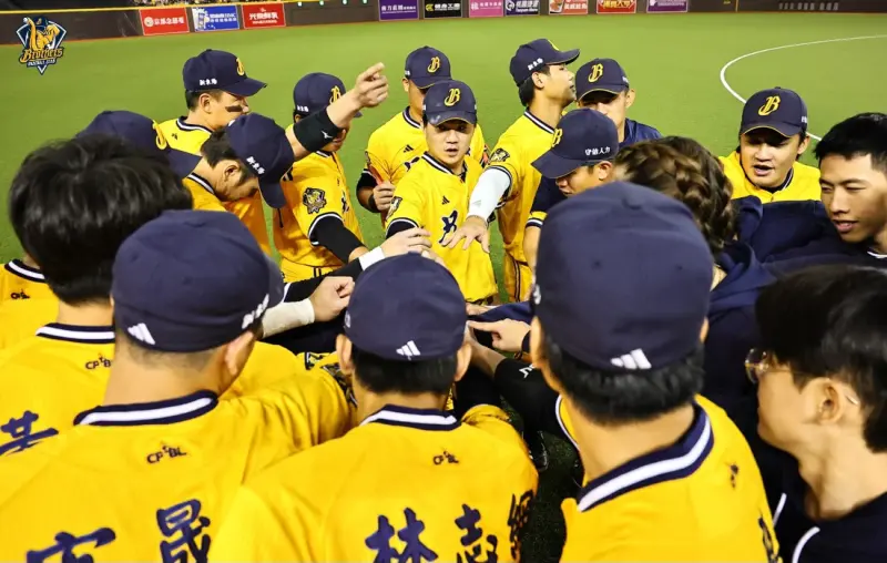 ▲「龍象大戰」落敗後，中信兄弟目前僅以1場勝差領先樂天桃猿，全年戰績亦僅領先統一獅1.5場，魔術數字也隨之滅燈。（圖／中信兄弟提供）