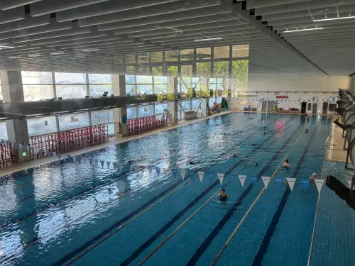 ▲淡水運動中心9月22日起封館將整修3到6個月，停車場也不開放。圖為淡水運動中心游泳池。（圖／記者徐銘穗攝）