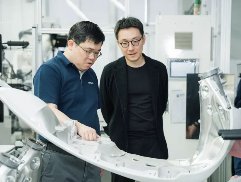 ▲姜家煒（右）日前正式成為Gogoro執行長，他在代理執行長期間與星宇航空合作推出聯名款成功掀起話題。（圖／翻攝姜家煒臉書）