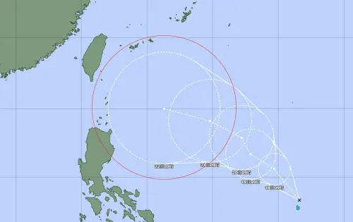 ▲準樺加沙颱風目前位於關島西方海域，將沿著高壓邊緣移動，是否侵襲台灣尚有變數，但以這個大氣環流配置，從台灣附近通過的機率很高，預估會是一個又大又強的颱風。（圖／台灣颱風論壇｜天氣特急）