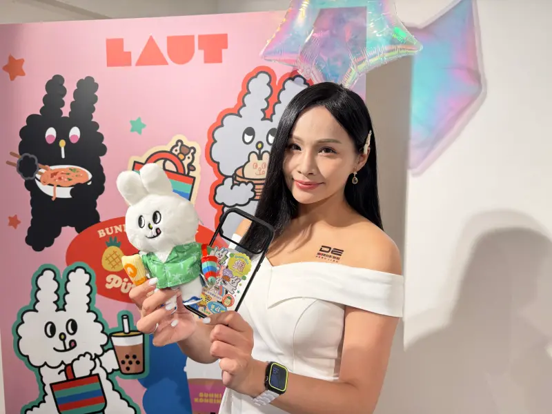 ▲德誼數位針對iPhone 17推出一系列手機殼配件，同時宣布9/19開賣首日將大方抽出iPad、Apple Watch等。（圖／記者周淑萍攝）