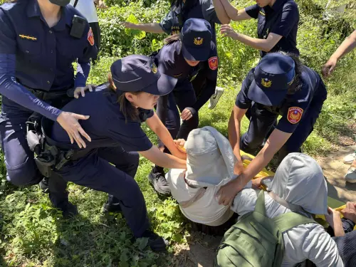 時力靜坐護樹遭警上銬拖行　王婉諭轟侯友宜：新北還有民主法治嗎
