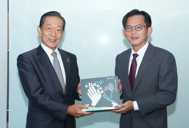 ▲日台交流協會會長隅修三（左）昨拜會台灣民眾黨，由黨主席黃國昌親自接待，致贈紀念啤酒禮盒。（圖／民眾黨提供）