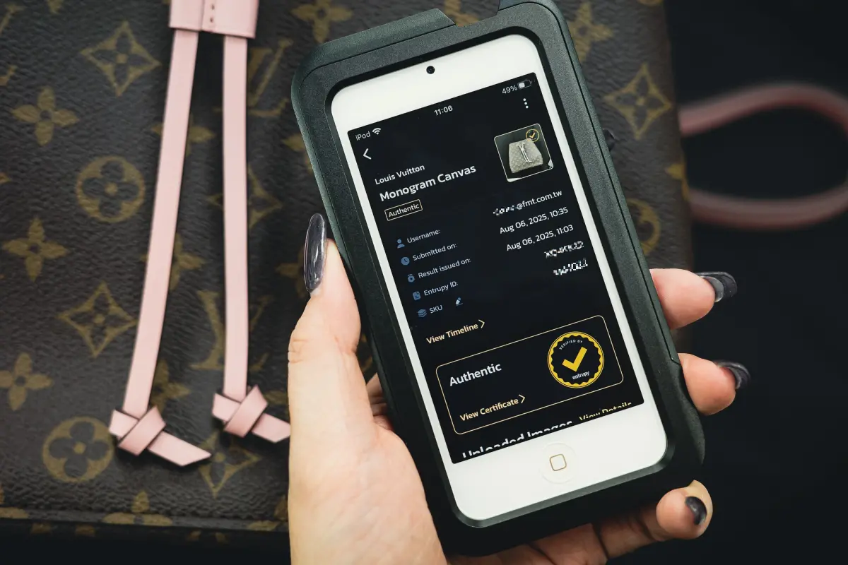 ▲momo購物網今（17）日宣布，率先導入國際AI精品鑑定系統Entrupy，能有效鑑定如Chanel、Louis Vuitton、Gucci等國際大牌精品包款真偽。（圖╱momo提供）