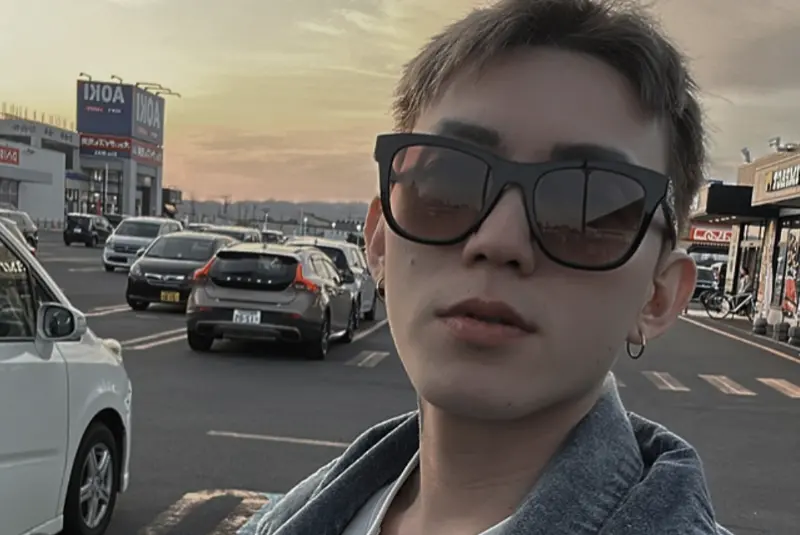 ▲DJ湯宇（如圖）出國帶成前妻蕾菈的護照，只好讓對方送護照到機場救火，對此蕾菈也無奈回應：「是什麼意思。」（圖／湯宇IG@itschosenai）