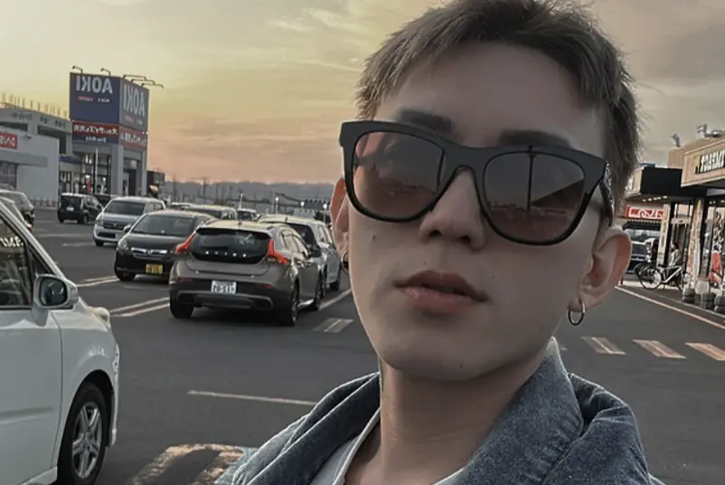 ▲DJ湯宇（如圖）出國帶成前妻蕾菈的護照，只好讓對方送護照到機場救火，對此蕾菈也無奈回應：「是什麼意思。」（圖／湯宇IG@itschosenai）