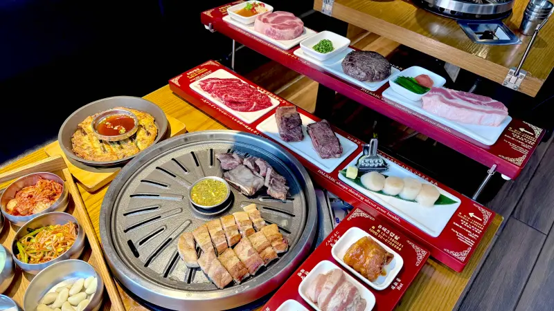 ▲韓式燒肉「八色烤肉」十週年全新菜單升級LYD三元豬種，開吃熟成豬、帶骨牛小排含橫隔膜、A5和牛漢堡排新品，中秋節88折優惠，訂位免費送暢飲。（圖／記者蕭涵云攝）