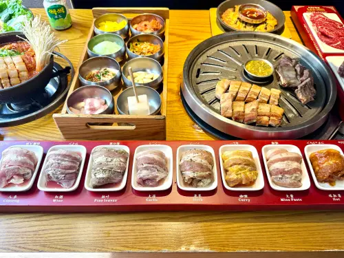 ▲八色烤肉十週年祭出全新菜單，改以高品質LYD三元豬種升級招牌「八色烤肉」。（圖／記者蕭涵云攝）