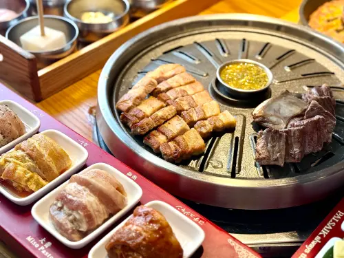 ▲八色烤肉新推「老饕厚切豬五花」、「芸彰熟成厚切梅花豬」等新菜。（圖／記者蕭涵云攝）