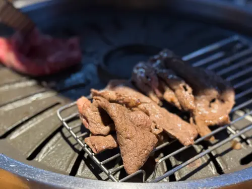 ▲八色烤肉推新菜單，有多款牛肉肉品寵客。（圖／記者蕭涵云攝）