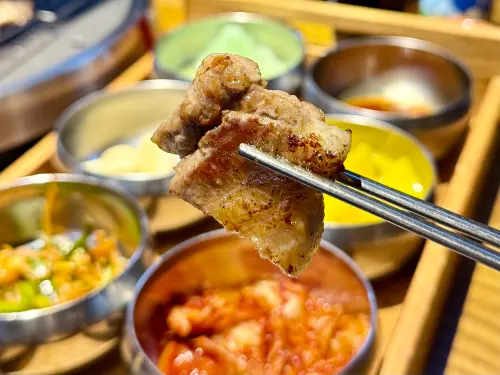 ▲肉質彈韌有咬勁，搭配泡菜、生菜一起享用更出色。（圖／記者蕭涵云攝）