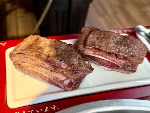 ▲牛肉上桌前先以炭火燻烤至表層焦香。（圖／記者蕭涵云攝）