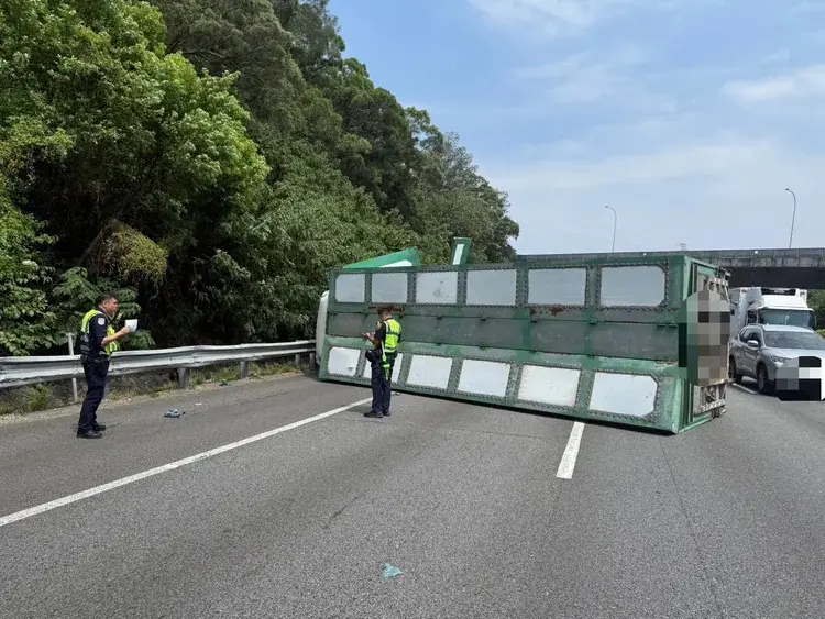 ▲國道三號南下105.4公里發生一起嚴重車禍，大貨車不明原因撞上路肩拖吊車。（圖／新竹市消防局提供）