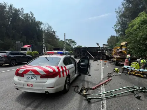 ▲國道三號南下105.4公里發生一起嚴重車禍，大貨車不明原因撞上路肩拖吊車。（圖／新竹市消防局提供）