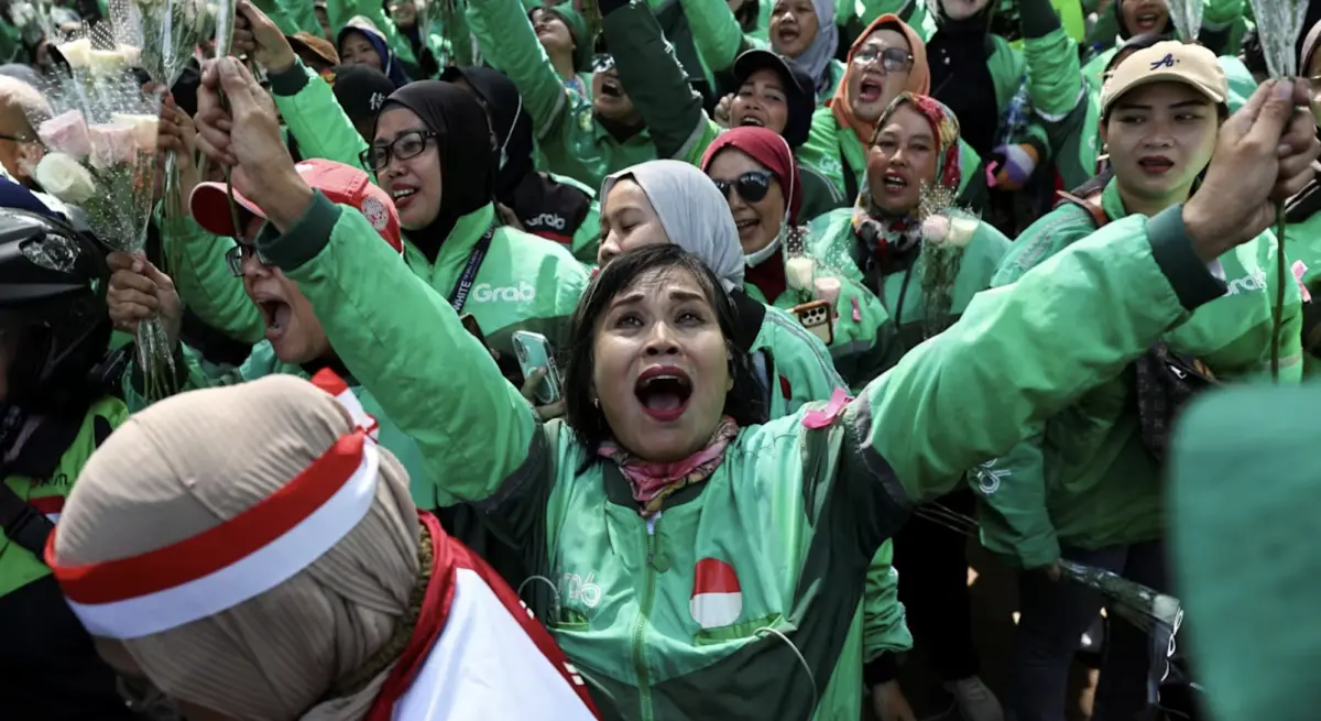 ▲印尼叫車與外送平台騎士走上街頭，要求交通部長杜迪下台。（圖／路透社／達志影像）
