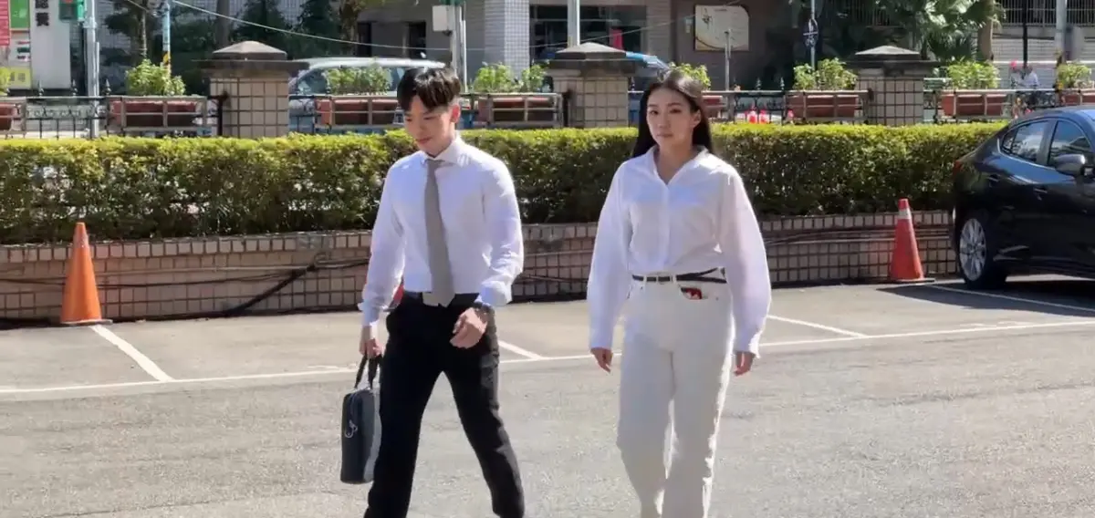 ▲網紅家寧因前男友Andy告她擅自變更眾量級頻道密碼，到新北地院出庭。（圖／翻攝畫面）