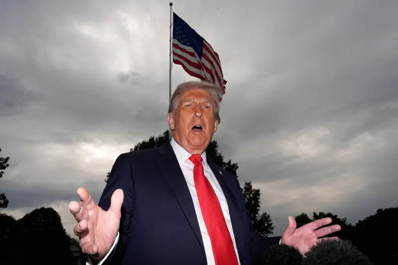 ▲美國總統川普（Donald Trump）揚言半導體與藥品關稅可能高於汽車關稅的25%。（圖／美聯社／達志影像）