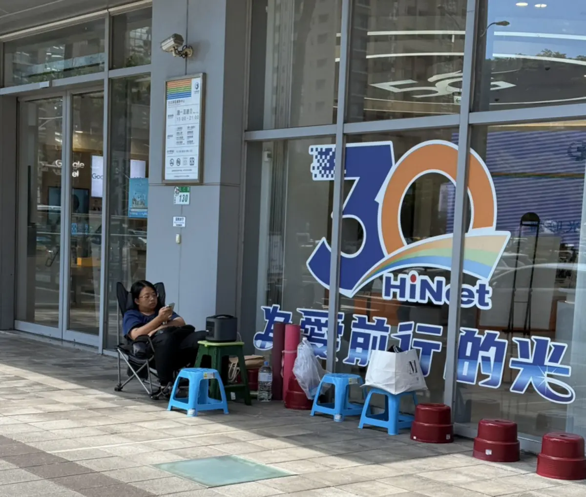 ▲中華電信從周一開始就有民眾到場排隊，搶佔iPhone 17開賣頭香位置。（圖／民眾提供）