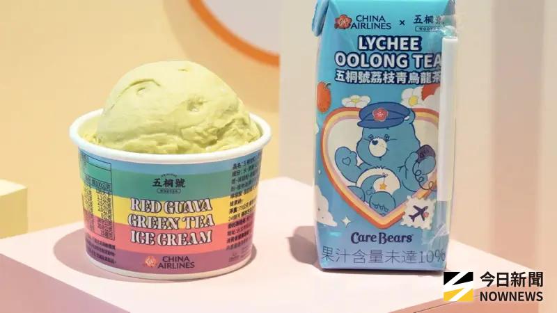    ▲華航說明，以茶為底蘊的五桐號，為華航專屬設計多款融合茶香及水果風味的機上甜點。（圖／記者嚴俊強攝）  