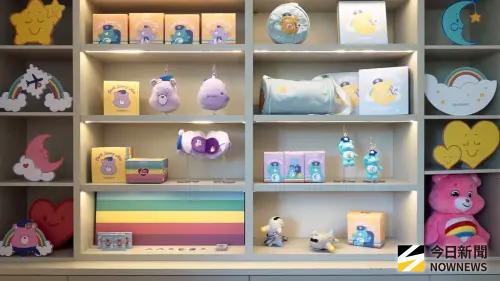 ▲航特別推出一系列CareBears™愛心小熊限定聯名周邊商品，包括造型飛機水壺、多功能眼罩靠枕、旅行收納袋、絨毛玩偶吊飾及撲克牌等。（圖／記者嚴俊強攝）