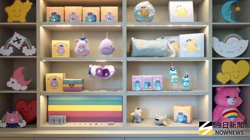    ▲航特別推出一系列CareBears™愛心小熊限定聯名周邊商品，包括造型飛機水壺、多功能眼罩靠枕、旅行收納袋、絨毛玩偶吊飾及撲克牌等。（圖／記者嚴俊強攝）  